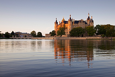 Schwerin Castle at lake Schwerin, State museum in the background, Schwerin, Mecklenburg Western-Pomerania, Germany