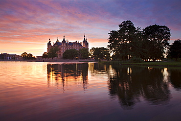 Schwerin Castle at lake Schwerin at sunset, State museum in the background, Schwerin, Mecklenburg Western-Pomerania, Germany