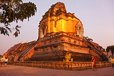 Monk in front of the great stupa of Wat Chedi Luang in the evening light, Chiang Mai, Thailand, Asia