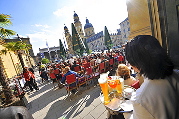 People at Cafe Tambosi am Odeonsplatz mit Theatinerkirche, Muenchen, Bayern, Deutschland, Europe