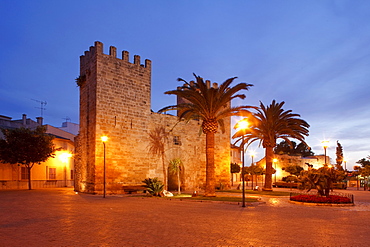 Porta del Moll, historic town gate, 14 century, Alcudia, Mallorca, Balearic Islands, Spain, Europe