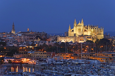 View of harbour, cathedral La Seu and palace Palau de l'Almudaina, Palma de Mallorca, Mallorca, Balearic Islands, Spain, Europe