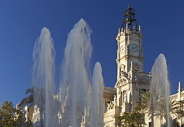 Fountain in front of town hall, Place de l'Ajuntament, Valencia, Spain, Europe