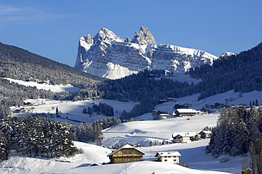 Farmhouses in snowy landscape in front of Geisler mountain range, Kastelruth, Valle Isarco, Alto Adige, South Tyrol, Italy, Europe