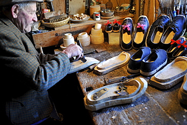 Old man manufacturing shoes, Durnholz, Val Sarentino, South Tyrol, Alto Adige, Italy, Europe