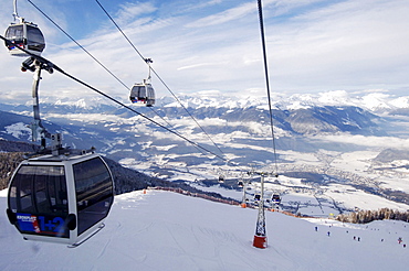 Cable car above ski slope, Plan de Corones, Bruneck, Val Pusteria, South Tyrol, Alto Adige, Italy, Europe