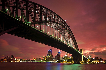 The illuminated Harbour Bridge in the afterglow, Sidney, New South Wales, Australia