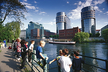 Children waiting on the promenade, Excursion boat tour, Innenministerium, Spreebogen Moabit, Berlin, Germany