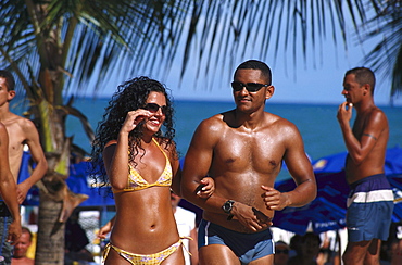 People on the beach in the sunlight, Barrraca, Praia Mundai, Porto Seguro, Bahia, Brazil, South America, America