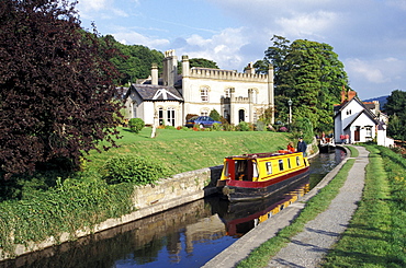 Narrow boats on Llangollen canal, Llangollen, Clwyd, Wales, Great Britain, Europe