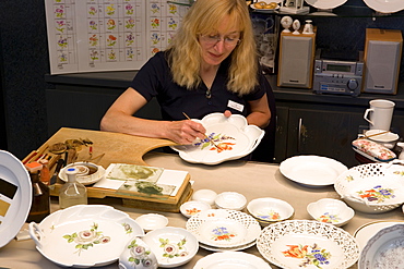 Porzellan Manufaktur Meissen, demonstrations workshop, onglaze decoration, flower porcelain painter Ramona Stamm, Meissen, Saxony, Germany, Europe