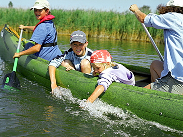 Canoe tour with children on Prerowstrom, Hertesburg, Fischland-Darss-Zingst, Mecklenburg-Western Pomerania, Germany