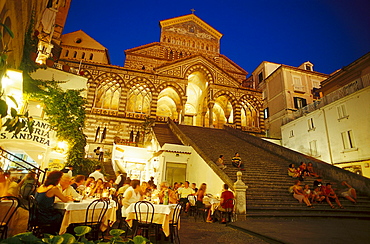 People sitting in front of a restaurant and on the stairs in front of the cathdral San Andrea, Piazza del Duomo, Amalfi, Amalfitana, Campagnia Italy, Italy, Europe