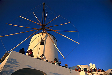 Tourists looking at the sunset, Kastro, Oia, Santorin, Cyclades, Greece, Europe