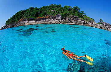 Schnorcheln vor tropischer Insel, Snorkeling woman