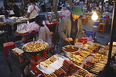 People at cookshops at Na Phra Lan old town in the evening, Bangkok, Thailand, Asia