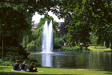 Warmer Damm, people in front of a pond at the park at Wilhelmstrasse, Wiesbaden, Hesse, Germany, Europe