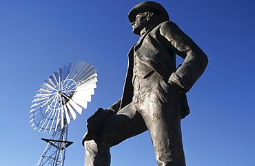 Statue of songwriter A.B. Banjo Paterson, author of Waltzing Maltilda, Waltzing Maltilda Centre, Maltilda highway, Queensland, Australia