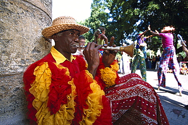 Street musician in the carneval costume playing wind instrument, Havanna, Cuba, Greater Antilles, Antilles, Carribean, Central America, North America, America