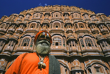 Old man in front of the Palace of the Winds in the sunlight, Jaipur, Rajasthan, India, Asia