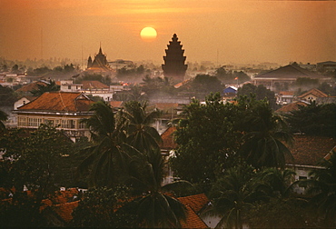 Phnom Penh at sunset with Independence Monument, Phnom Penh, Cambodia