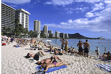 Sunbathing on Waikiki Beach, Honolulu, Oahu, Hawaii, USA00056737