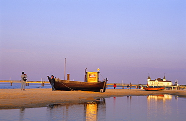 Europe, Germany, Mecklenburg-Western Pomerania, isle of Usedom, Seaside resort Ahlbeck, on the beach with pier