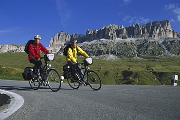 Mountainbikers, Passo Pordoi, Dolomites, Italy, Europe00056829