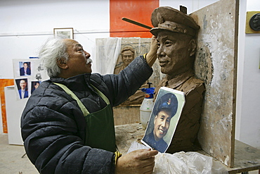 Fu Shou Yuan cemetery, artist, cemetery during Ching Ming Festival, artist Wang Song Yin, 5th of April, sculpture of a tombstone for a former military officer, Bildhauer, sculptor