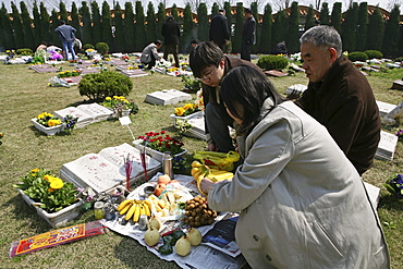 Fu Shou Yuan cemetery, cemetery during Ching Ming Festival, prayers for dead, ancestors, family offers food, wine, fruit to the dead people, show their respect, prayer, 5th of April, offerings