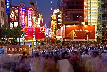 Shopping, Nanjing Road, Evening, crowds, Nanjing Road shopping, people, pedestrians, Einkauf, rush hour, Menschenmassen, crowd, aus: "Mythos Shanghai", Shanghai, Sachbuch, Bildband, Fotos Karl Johaentges, Text Erich Follath, Verlag, Collection Rolf Heyne, 2005