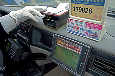 Taxi Shanghai, paying with plastic money, reciept, electronic, cash card