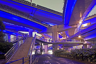 Gaojia motorway, Gaojia, elevated highway system, Hochstrasse, Bruecke, bridge, Autobahnring, Autobahnkreuz im Zentrum von Shanghai, Hochstrasse auf Stelzen, Kreuzung von Chongqing Zhong Lu und Yan'an Dong Lu, Expressway, blue illumination, blaue Illumination, puzzle of concrete tracks, puzzle of concrete tracks, aus: "Mythos Shanghai", Shanghai, Sachbuch, Bildband, Fotos Karl Johaentges, Text Erich Follath, Verlag, Collection Rolf Heyne, 2005