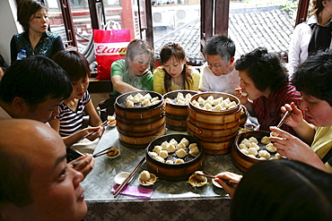 Restaurant, Huxinting Teahouse, Jaotse, dumpling, Teigtaschen, Restaurant, Yu Garden Bazar, Nanshi, Nippes, Kitsch, Zickzack Bruecke, Feng Shui, Mid Lake Pavilion Teahouse, twisting bridge, Bridge of nine turnings, window, bamboo steam pots