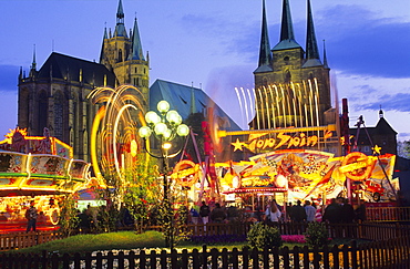 Europe, Germany, Thuringia, Erfurt. Spring festival at the Domplatz with Mariendom and Severikirche in the backgroud