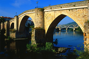 Bridge and river, Ponte Vello, (Puente Romano), Roman bridge, Rio Minho, Orense, Galicia, Spain