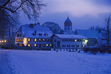 Snow covered houses on the island Fraueninsel in the evening, lake Chiemsee, Bavaria, Germany00022814