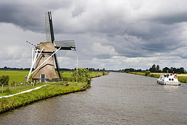 Windmill & Crown Blue Line Houseboat, Scharsterbrug, Frisian Lake District, Netherlands