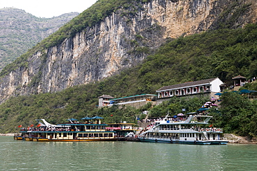 Tourist Boats in Dragon Gate Gorge, Daning River Lesser Gorges, near Wushan, China