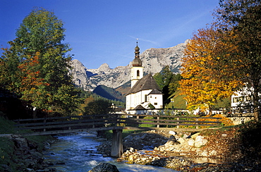 Church in Ramsau with autumn colours and view to Reiteralm, Berchtesgaden range, Upper Bavaria, Bavaria, Germany