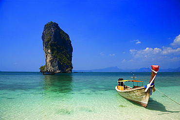 Boat anchored at beach, Ko Poda in background, Laem Phra Nang, Railay, Krabi, Thailand