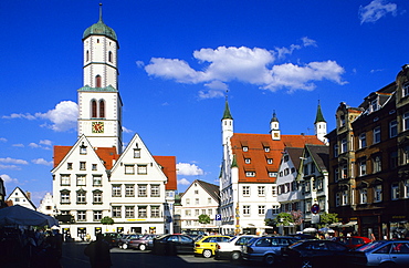 Europe, Germany, Baden-Wuerttemberg, Biberach an der Riss, market square and St. Martin's Church