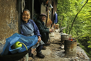 Two traders on the wayside of the Pilgrimage route, Emei Shan, Sichuan province, China, Asia