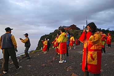 pilgrims and tourists, early morning sunrise and sea of clouds, 3077 metre altitude, Golden Summit, summit of Emei Shan mountains, World Heritage Site, UNESCO, China, Asia