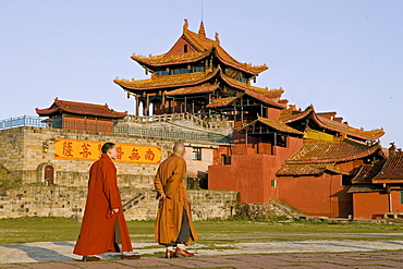 monks in front of Huazong Monastery, 3077 metre altitude, Golden Summit, summit of Emei Shan mountains, World Heritage Site, UNESCO, China, Asia