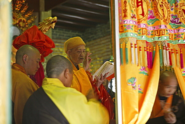 abbot with monks, Nantai temple, Heng Shan south, Hunan province, Hengshan, Mount Heng, China, Asia