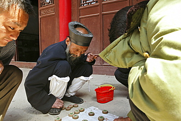 Abbot playing chinese chess at the courtyard of Cui Yun Gong monastery, Hua Shan, Shaanxi province, China, Asia