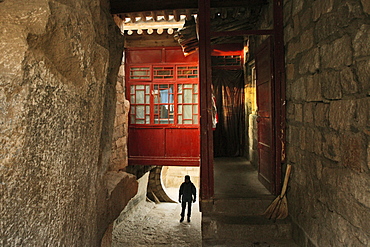 Detail of the monastery at Golden Lock Pass, Hua Shan, Shaanxi province, China, Asia