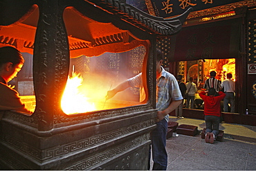 Puji Si, praying pilgrims and tourists, Buddhist Island of Putuo Shan near Shanghai, Zhejiang Province, East China Sea, China, Asia