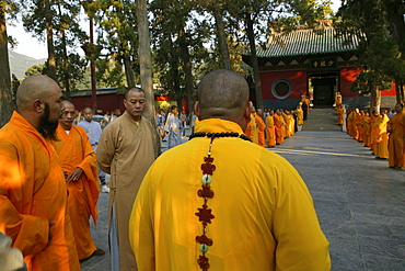 Shaolin Buddhist monk watching Kung Fu students, Shaolin Monastery known for Shaolin boxing, Taoist Buddhist, Song Shan, Henan province, China